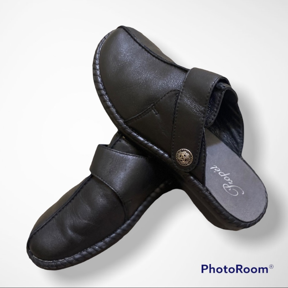 PROPE’T TOP CONDITION LEATHER, Black slip on mules Women’s size 8